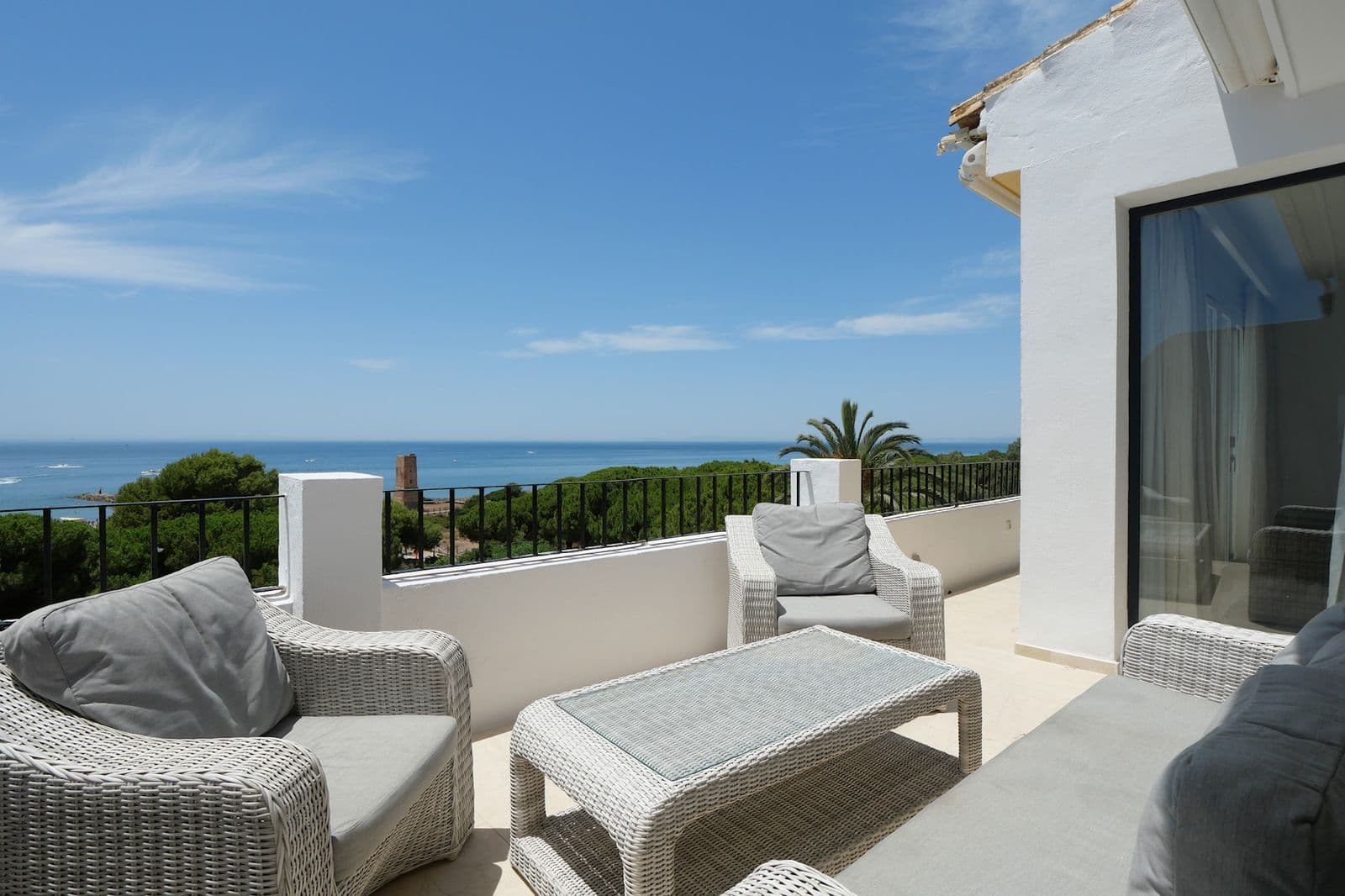 Top Floor Apartment in Puerto de Cabopino, Marbella East