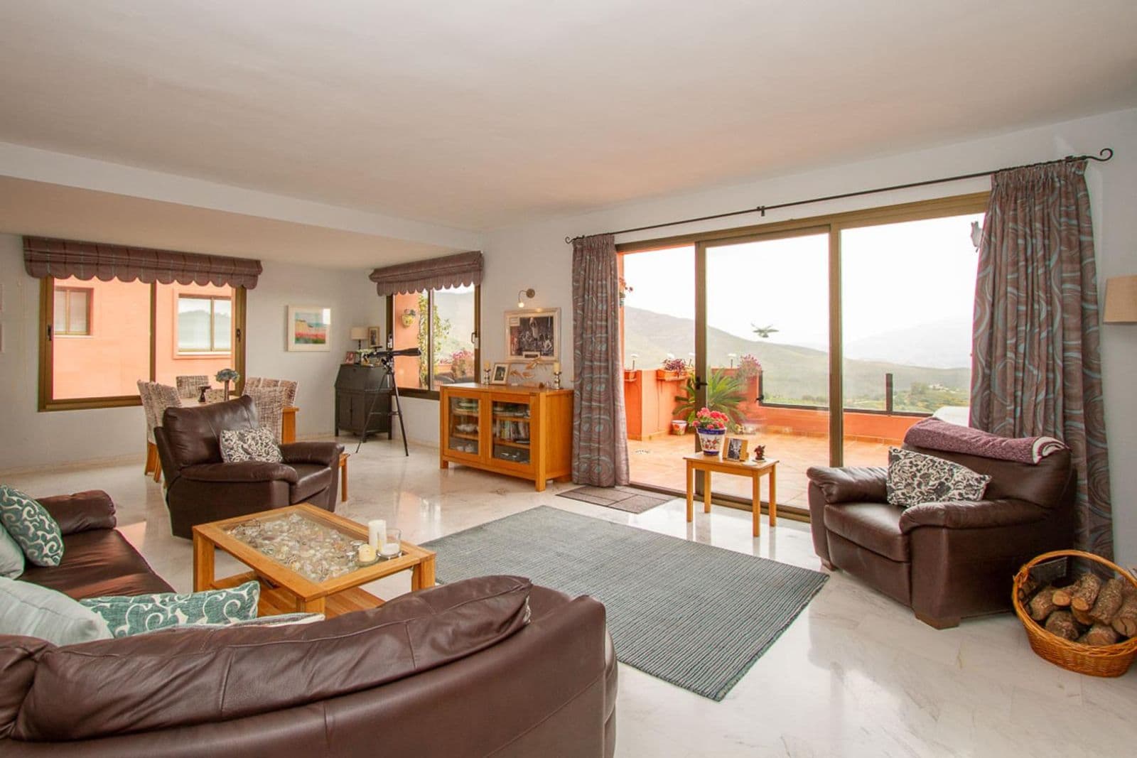 Middle Floor Apartment in La Mairena, Marbella East