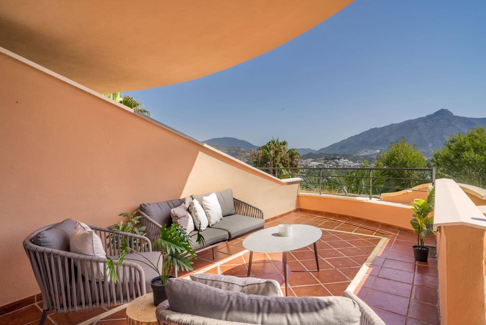 Middle Floor Apartment in Nueva Andalucía, Nueva Andalucía