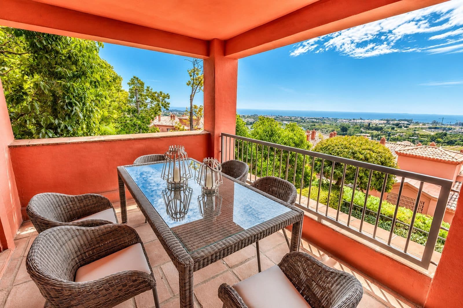Middle Floor Apartment in Los Flamingos, Estepona