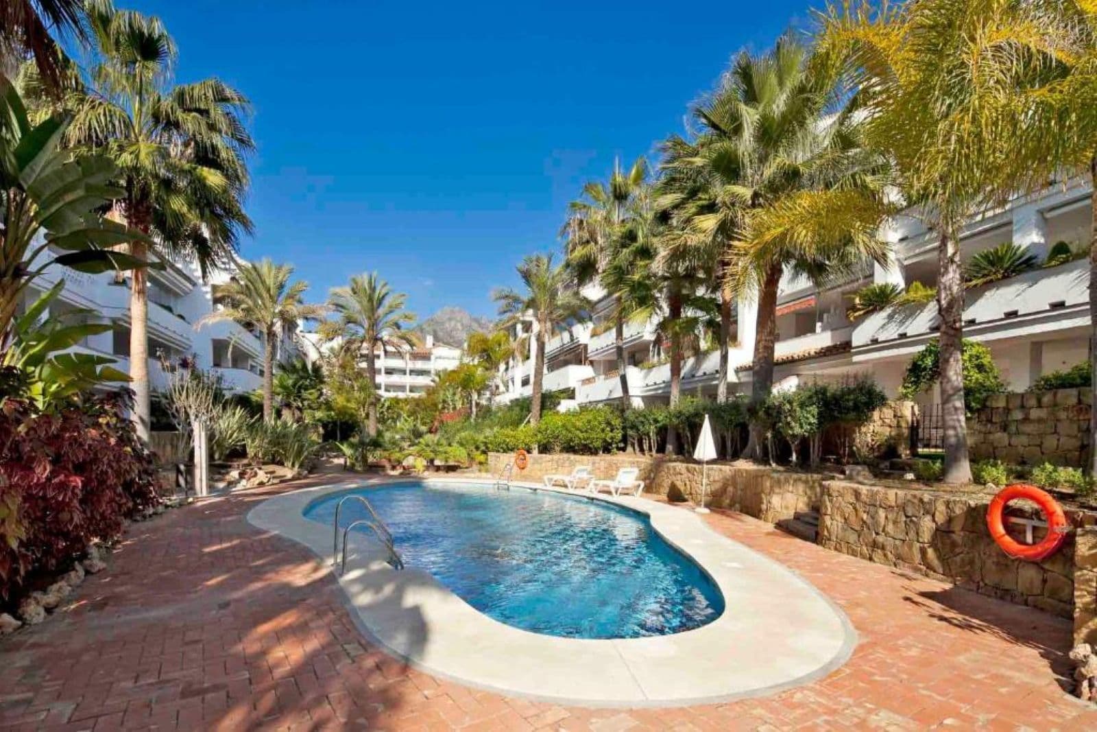 Middle Floor Apartment in The Golden Mile, Marbella
