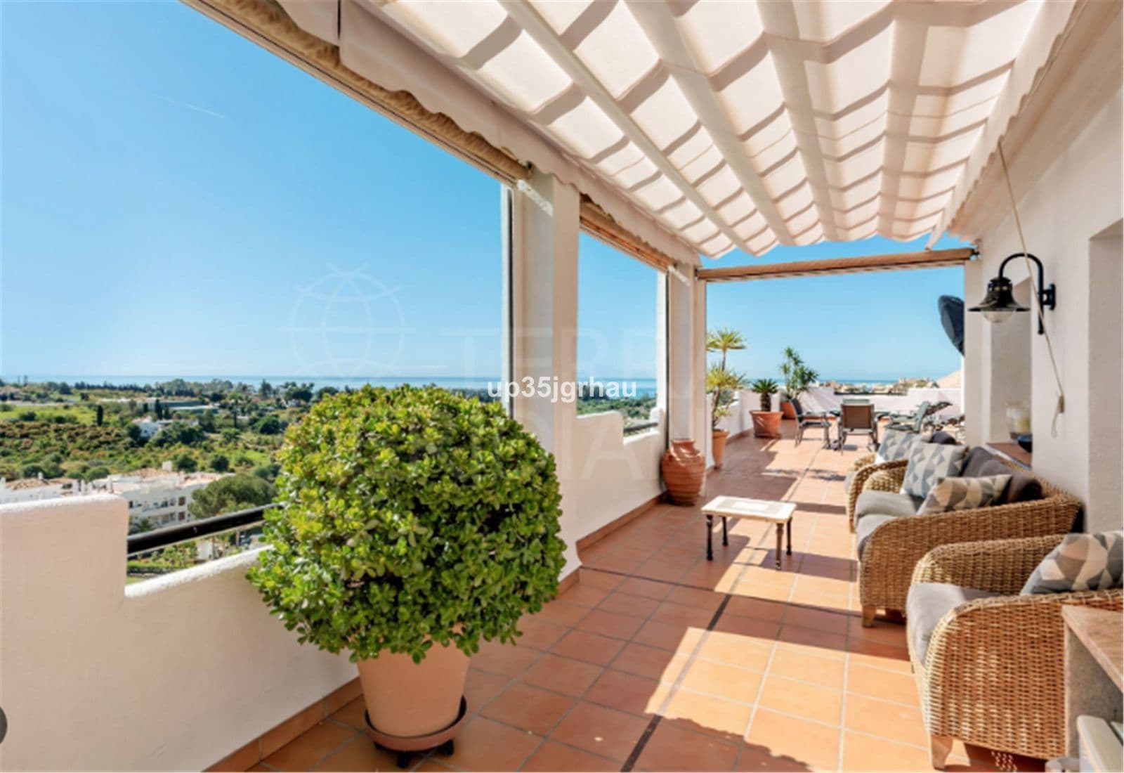Middle Floor Apartment in Selwo, Estepona