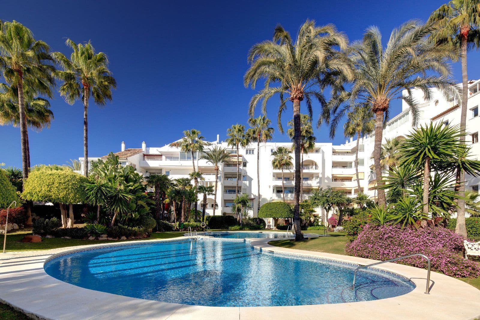 Middle Floor Apartment in Atalaya, Estepona