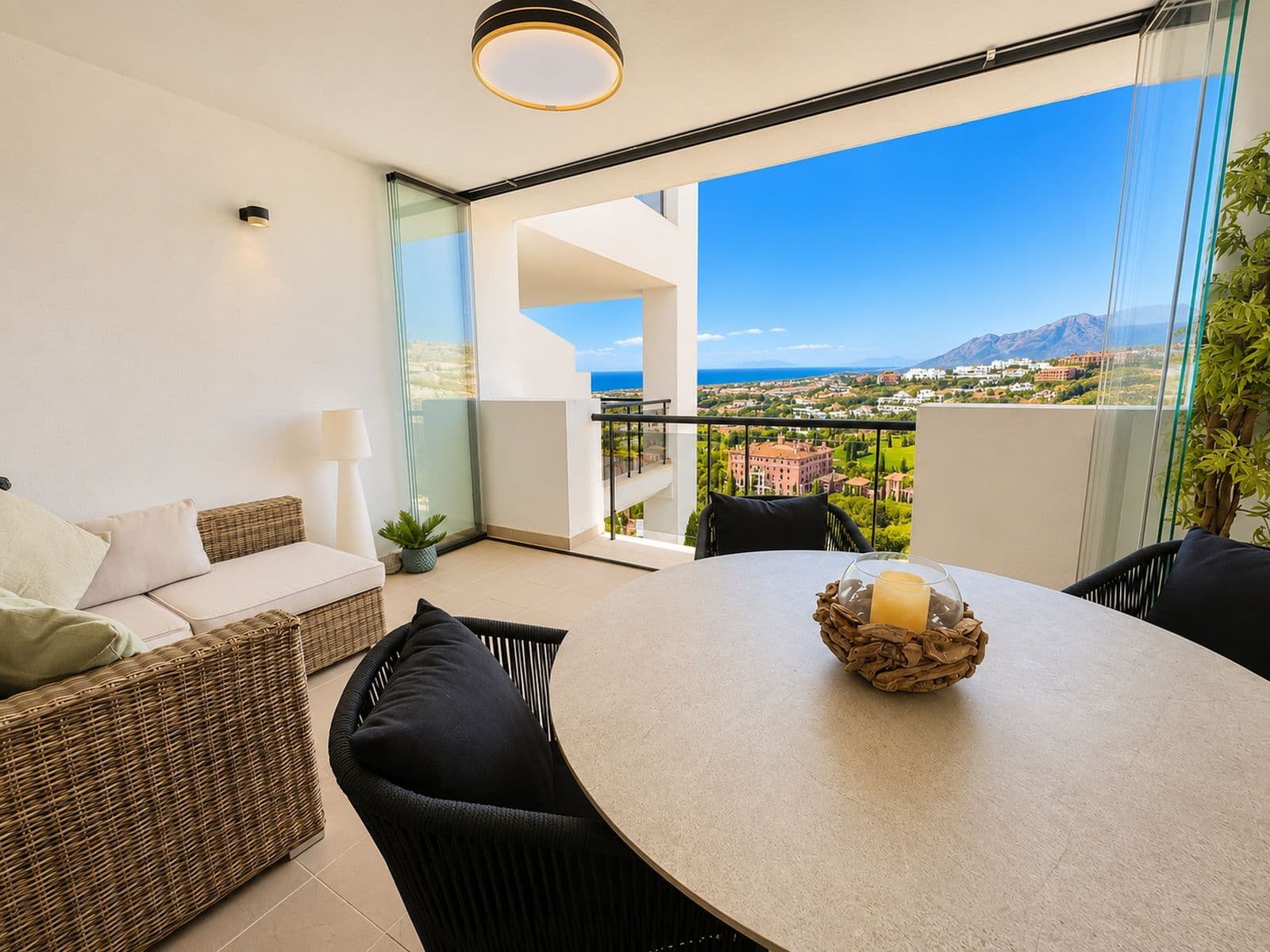 Middle Floor Apartment in Los Flamingos, Estepona