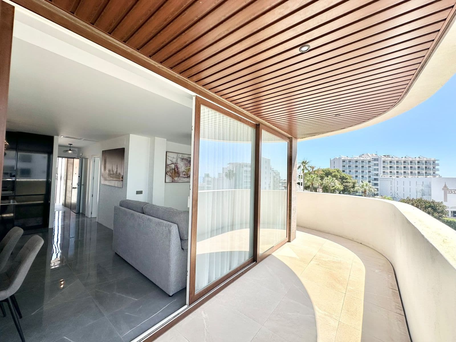 Middle Floor Apartment in Benalmadena Costa, Benalmádena