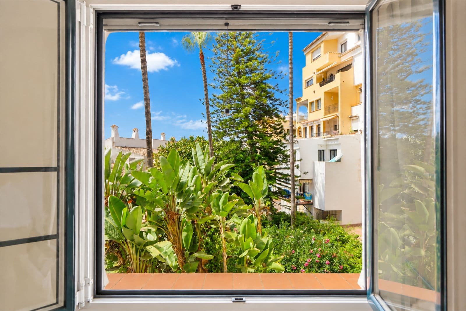 Middle Floor Apartment in Puerto de Cabopino, Marbella East
