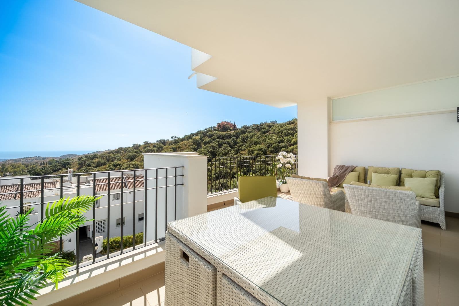 Middle Floor Apartment in La Mairena, Marbella East