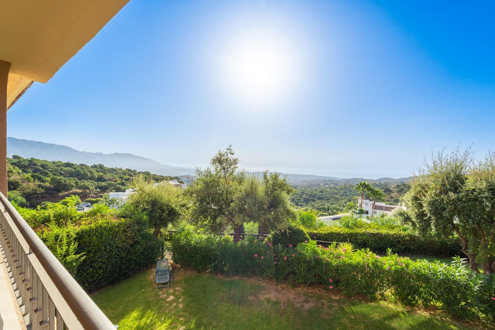Middle Floor Apartment in La Mairena, Marbella East