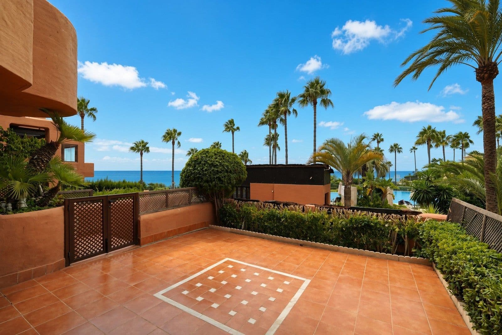 Middle Floor Apartment in New Golden Mile, Estepona