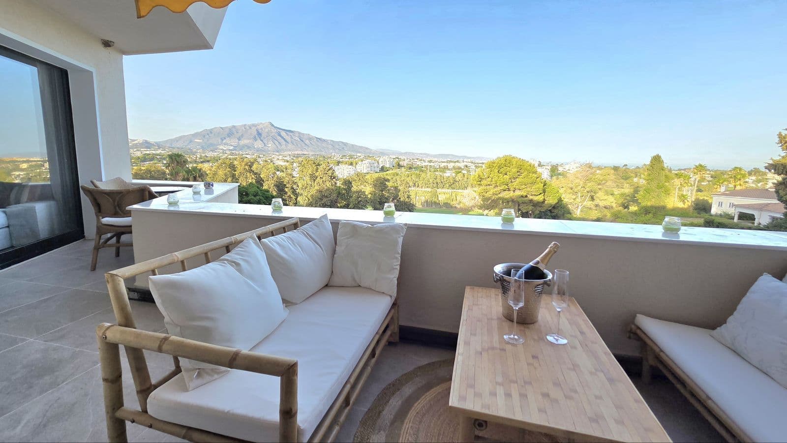 Middle Floor Apartment in Atalaya, Estepona