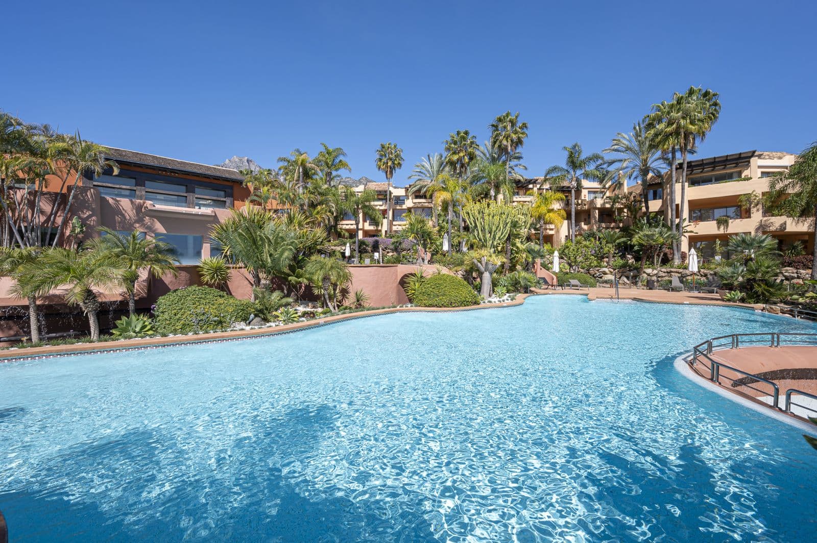 Middle Floor Apartment in The Golden Mile, Marbella