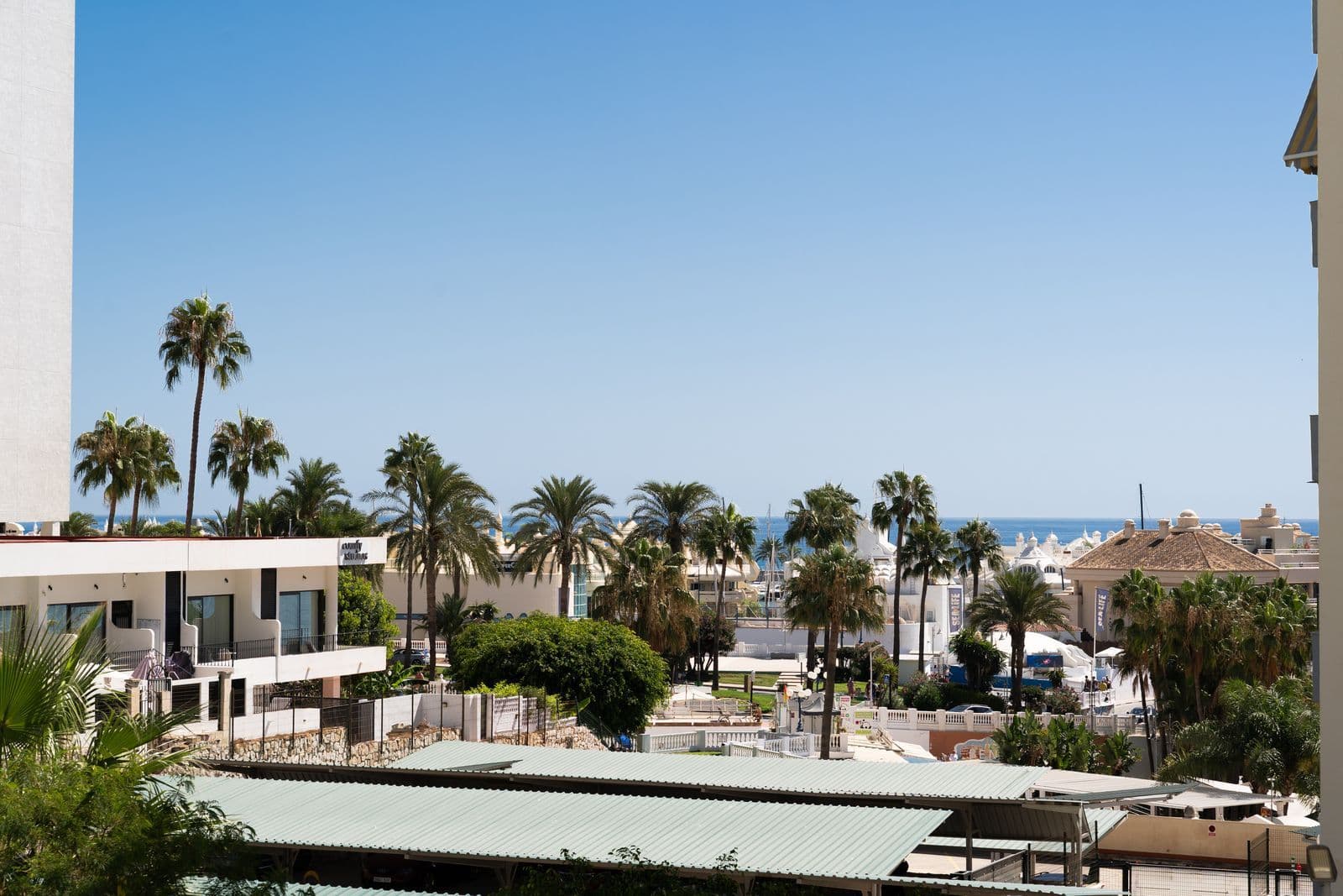 Middle Floor Apartment in Benalmadena Costa, Benalmádena