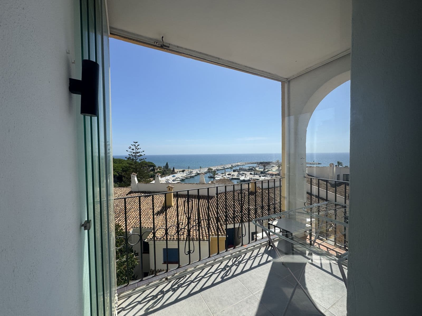 Middle Floor Apartment in Puerto de Cabopino, Marbella East