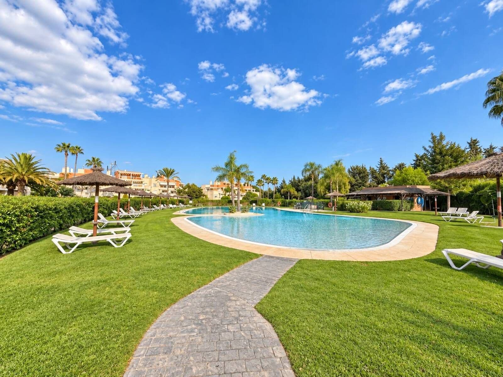 Middle Floor Apartment in Estepona, Estepona