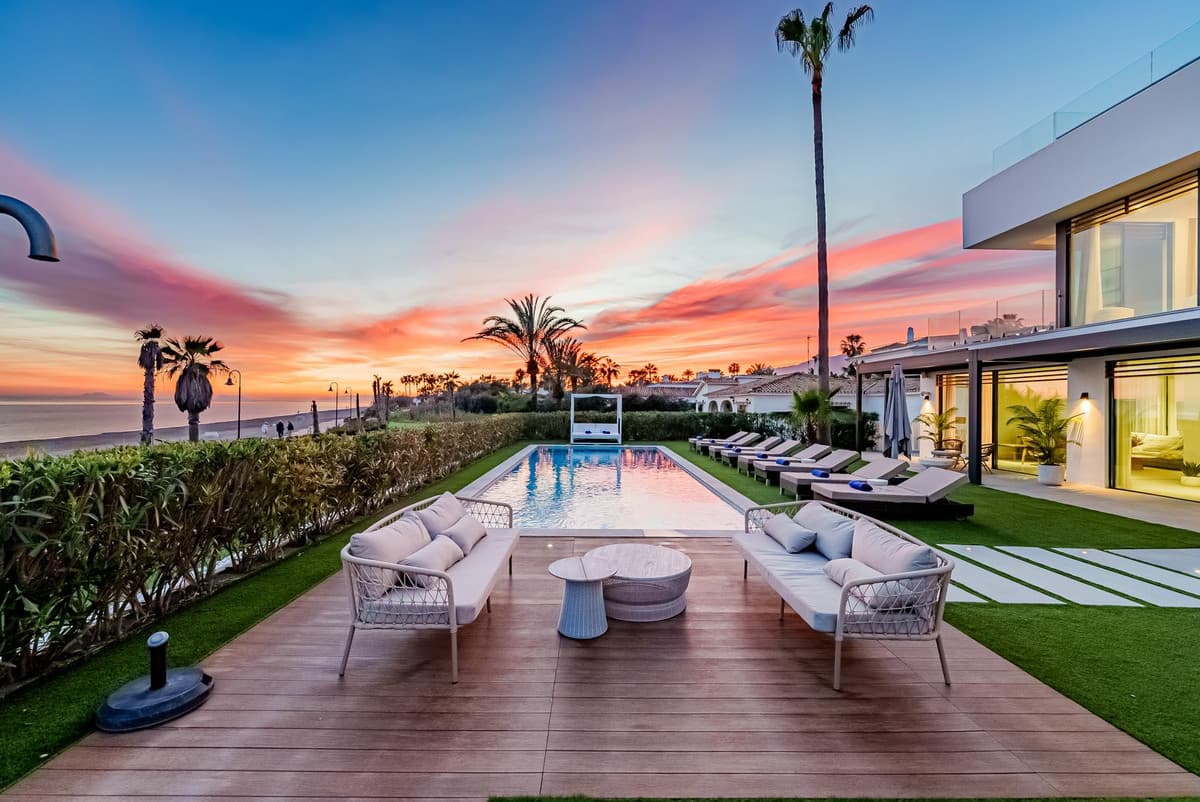 Contemporary Frontline Beach Villa 2